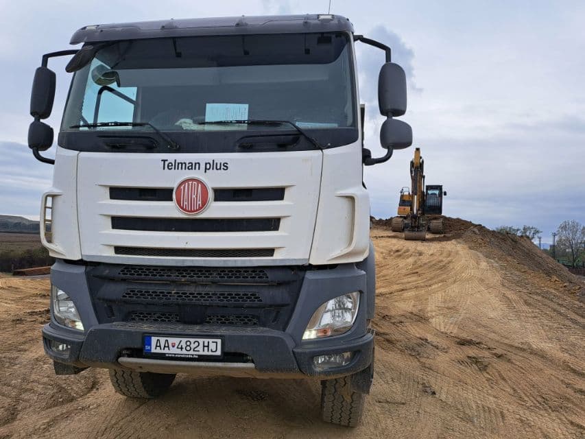Sklápač Tatra Phoenix Telman plus pri zemných prácach