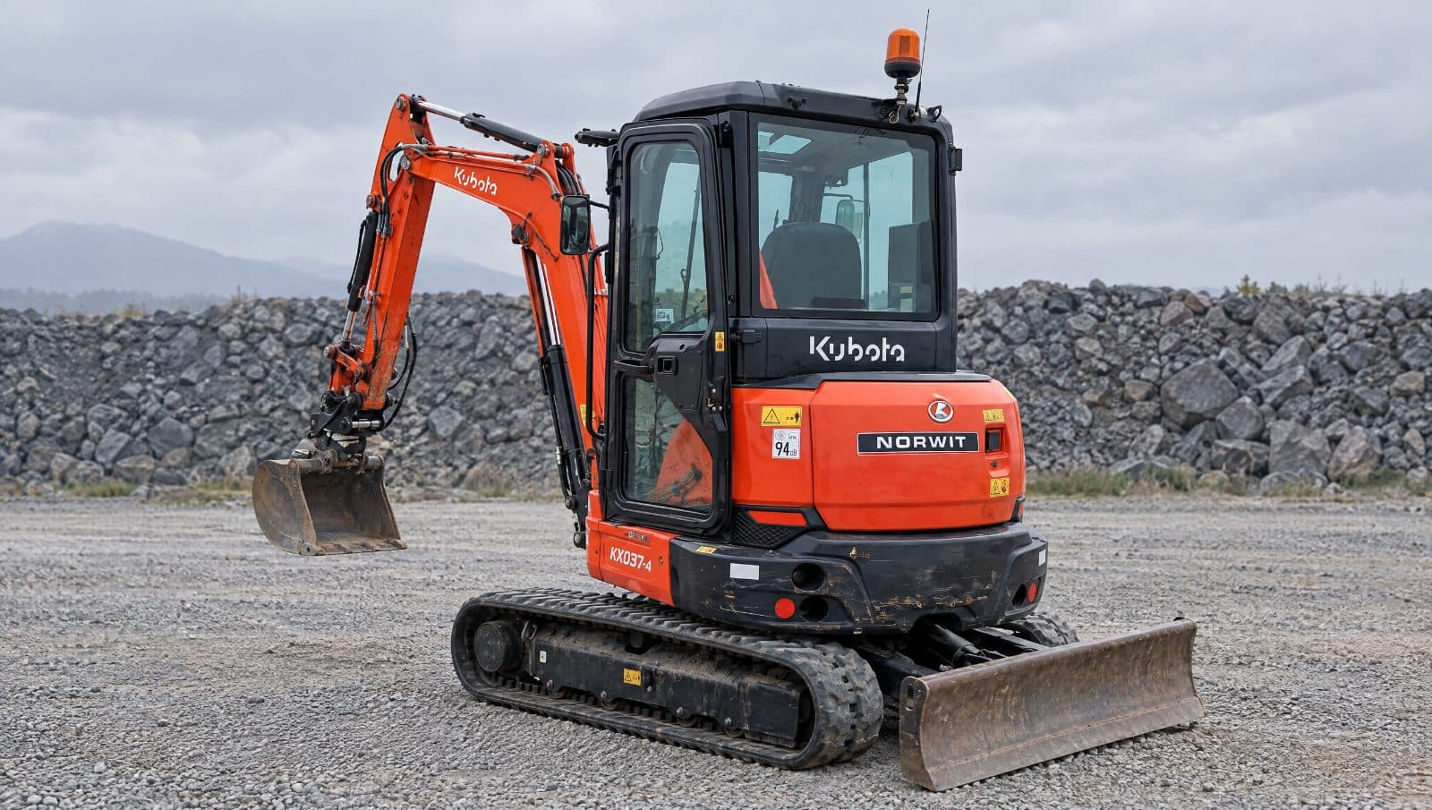 Minibáger Kubota KX037-4 na nakládku