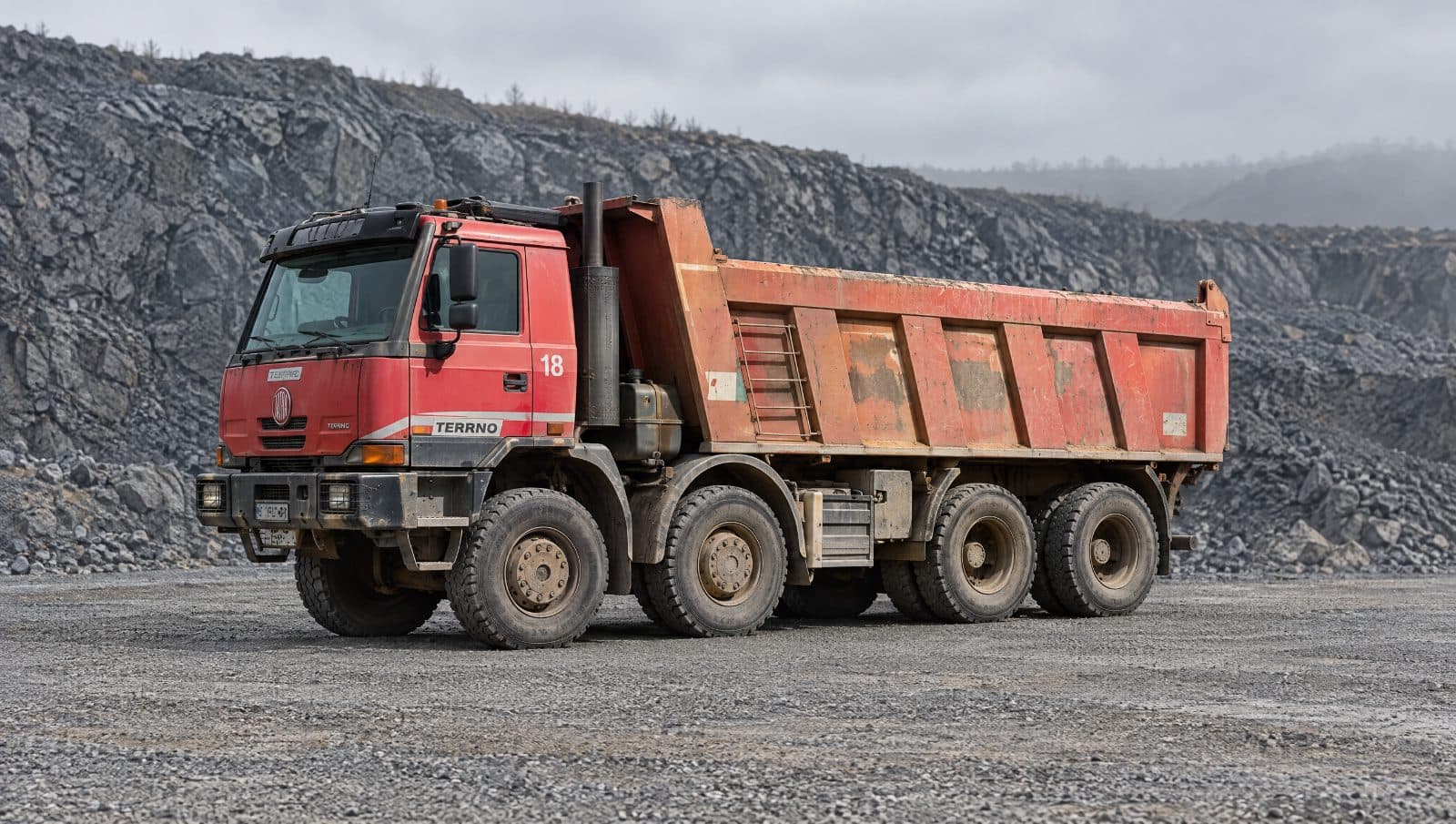 Sklápač Tatra Terrno 8×8 s pohonom všetkých kolies